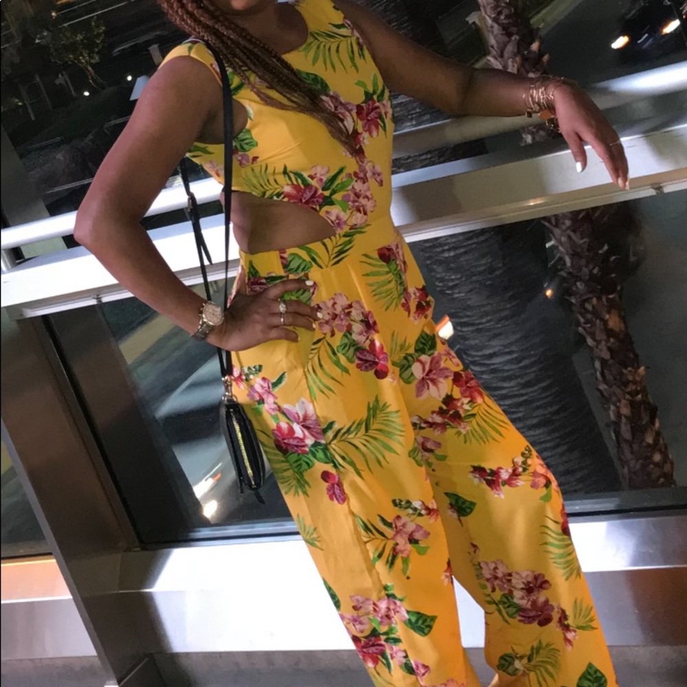 Beautiful flower ladies jumpsuit - Picture 3 of 3